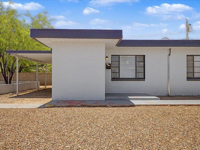 Building Photo - 2116 N Forgeus Ave