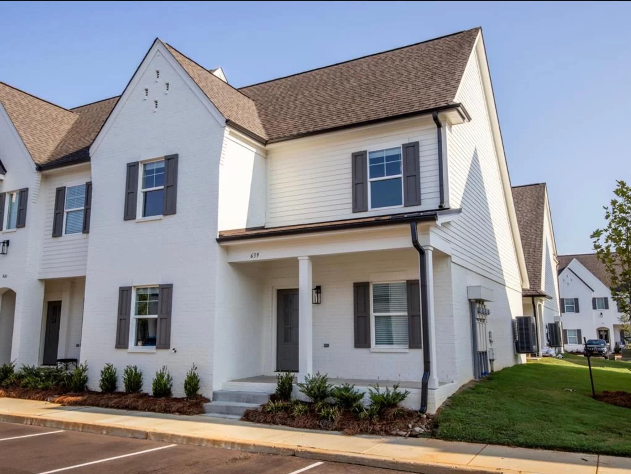 Building Photo - 346 Windsor Dr N