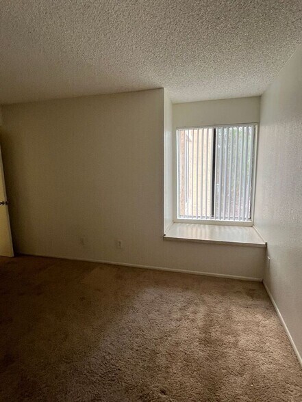 Building Photo - 1201 S McClintock Dr