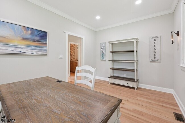 Building Photo - 5 Shores Rd