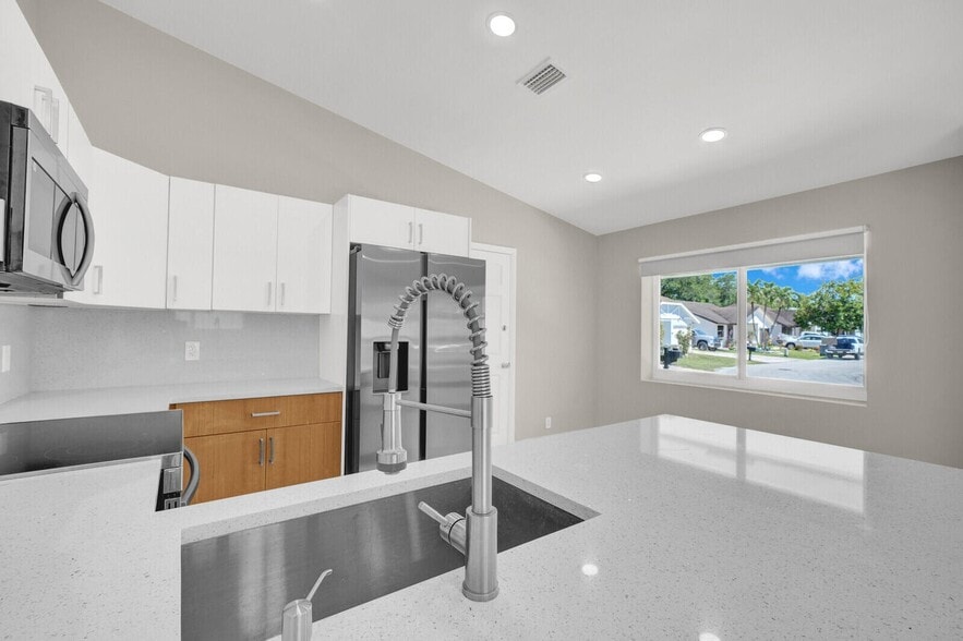 Building Photo - 23392 Country Club Dr E