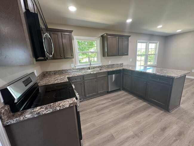 Building Photo - Newly Renovated Home in Shelbyville - 30 m...
