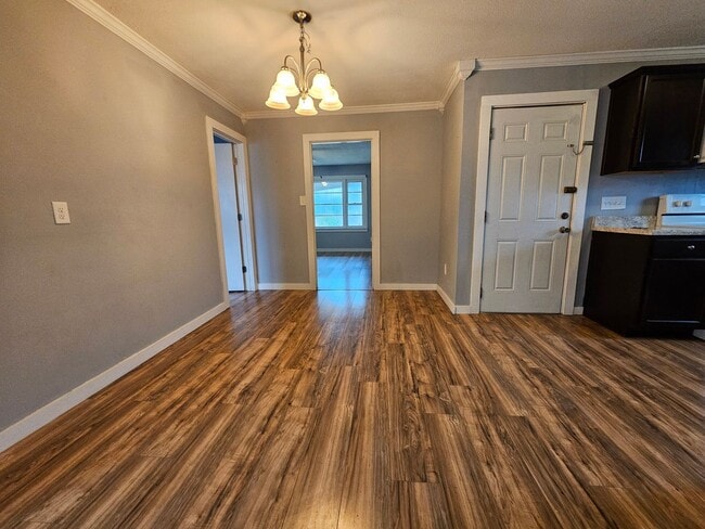 Building Photo - 3 Bedroom 1 Bathroom Home w/ Bonus Off of Gum Branch Rd.