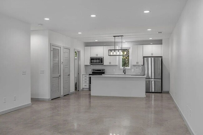 Building Photo - Great condo in East Nashville off Gallatin...