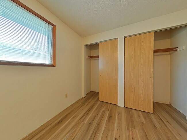 Building Photo - 2 Bedroom Duplex ~ Close to 9th Street ~ P...