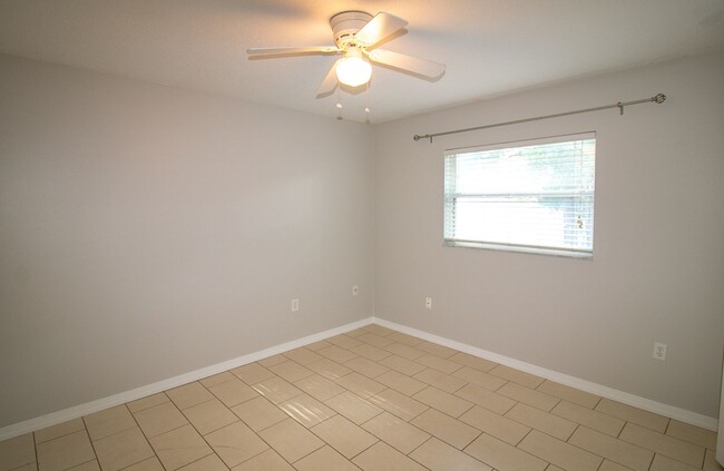 Building Photo - Fantastic 2 bedroom home all tile floors a...