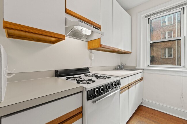 Building Photo - Adams Morgan Condo | Studio | 1 Bath | 300 Sf