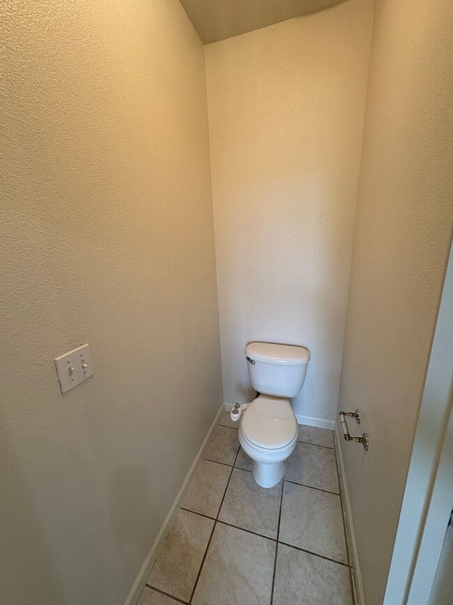 Building Photo - Spacious NW Visalia home Near Shopping Center Available Now!
