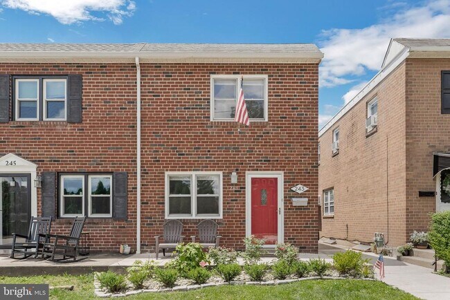 Building Photo - 243 E 12th Ave