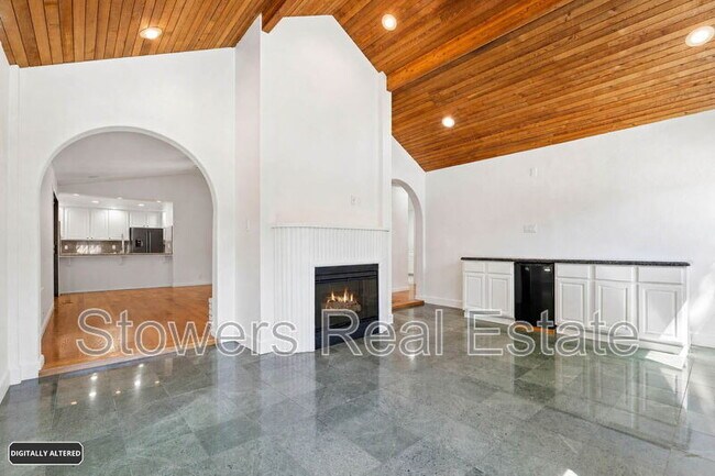 Building Photo - 1121 Douglas Ct