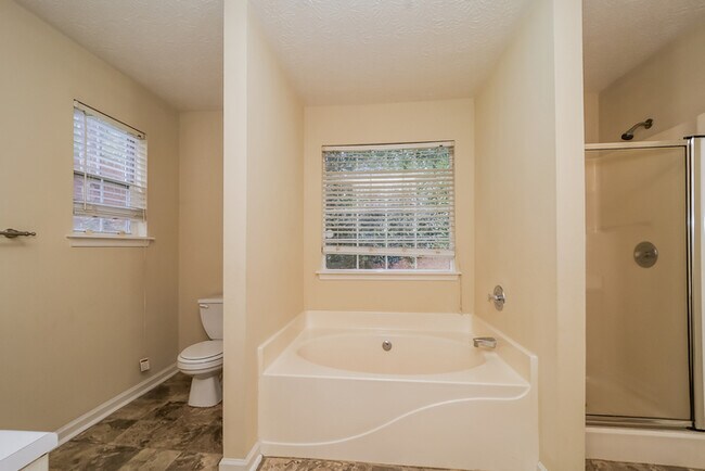 Building Photo - Wonderful 4 Bed Home!!