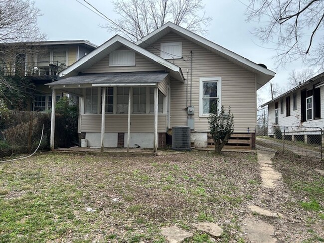 Building Photo - LOVELY 3 BEDROOM 1  BATH HOME AVAILABLE FO...