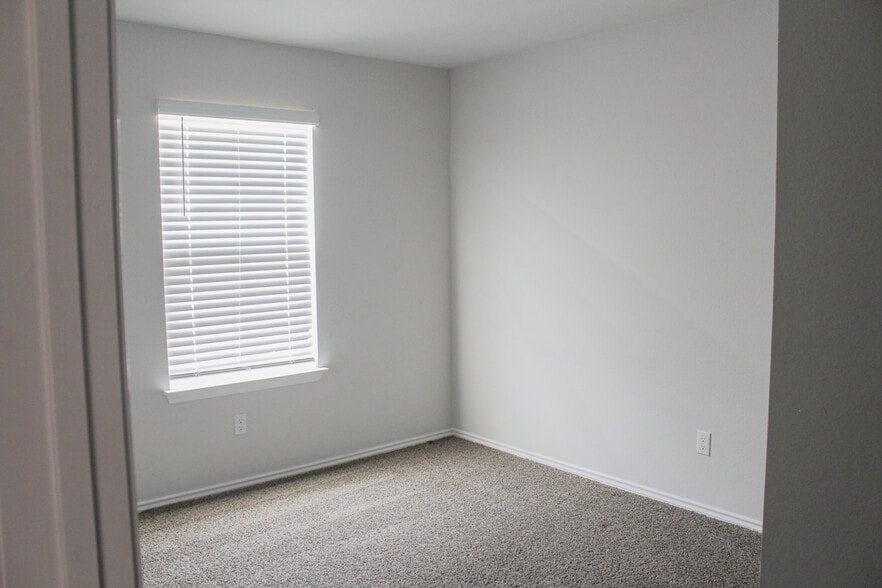 Building Photo - 1013 Velvet Ct