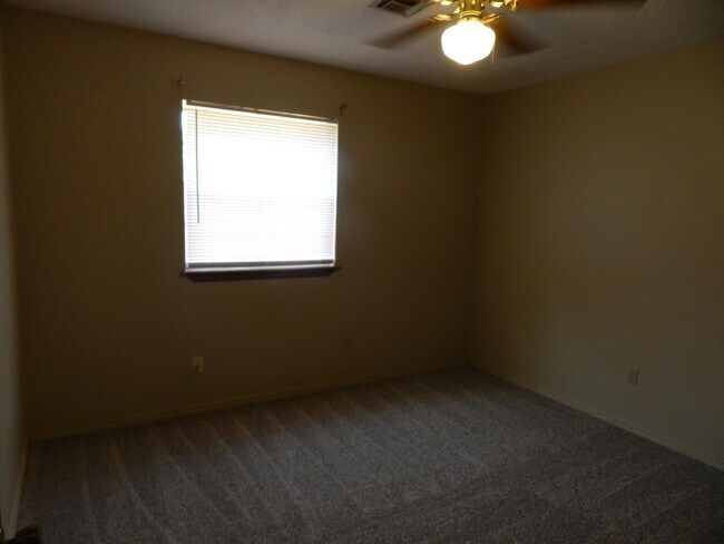 Building Photo - 4812 NW Motif Manor Blvd