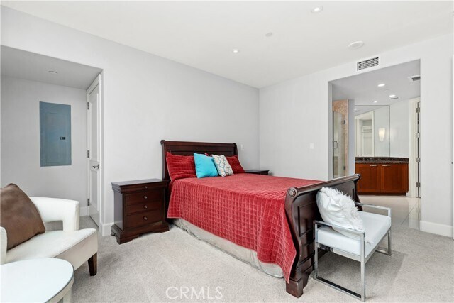 Building Photo - 5042 Scholarship