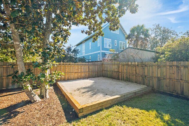 Building Photo - 383 Lakeview Dr