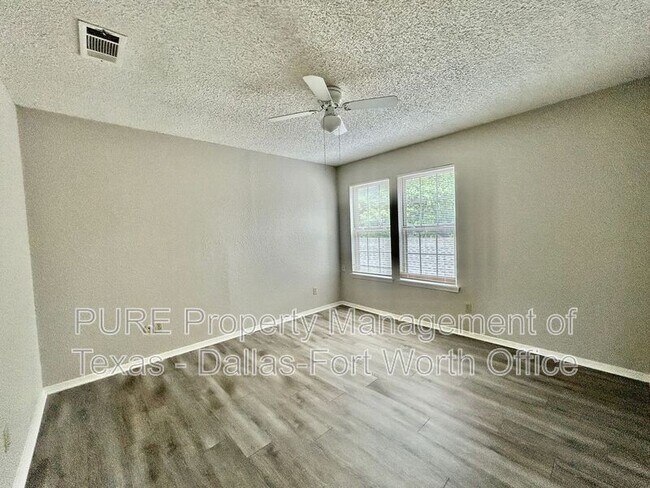 Building Photo - 2415 Oak Manor