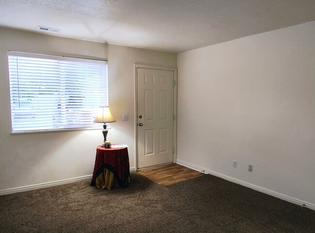 Building Photo - Great 3 Bd 2.5 Bath Townhome