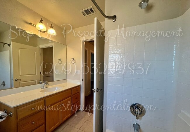 Building Photo - Elegant and Spacious 3-Bedroom Home with Modern Upgrades!