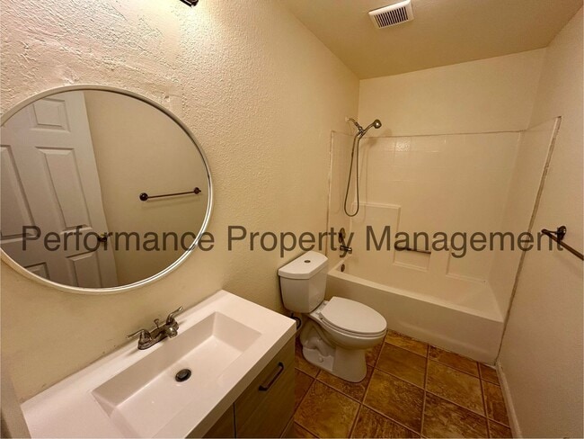 Building Photo - Beautifully Remodeled 4 Bed/2 Bath Home in...