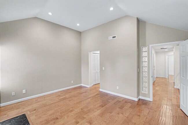 Building Photo - 437 Camille Cir