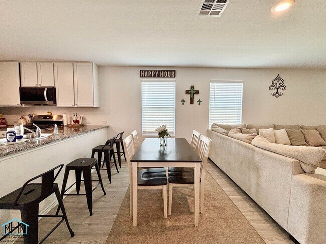 Building Photo - Welcome Home to this Charming 3-Bedroom 2-...
