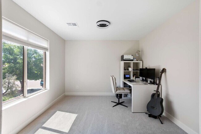 Building Photo - 4 bed 3 bath Single Family Home with Pool ...