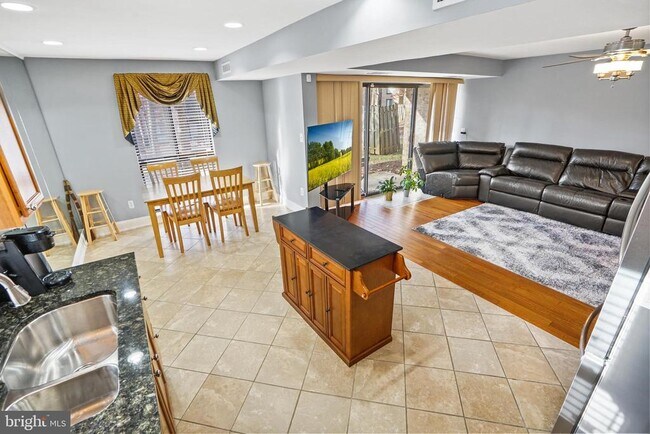 Building Photo - 2045 Royal Fern Ct