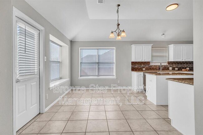 Building Photo - 2827 Rosewood Blvd