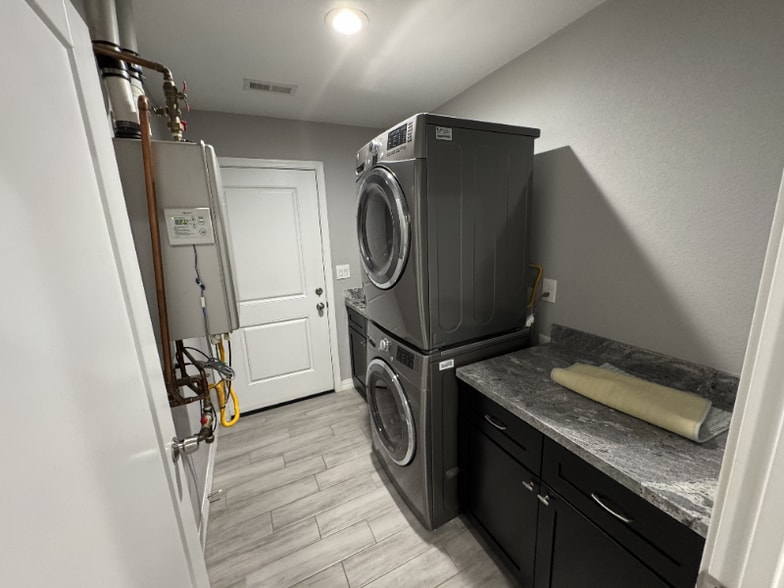 Building Photo - 1558 W 5th St