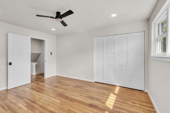 Building Photo - Newly Renovated 2 BR/ 1.5 BA Condo off Eas...