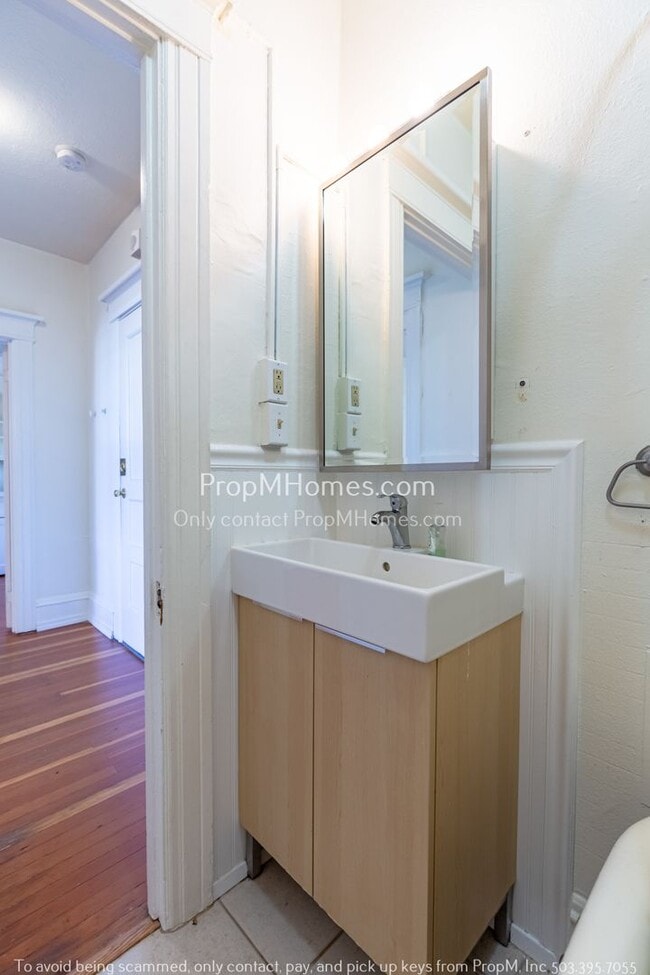 Building Photo - Live in the Heart of NW Portland! With Fre...