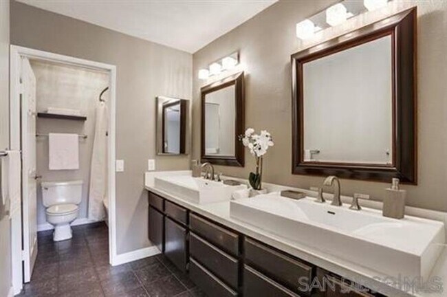 Building Photo - Gorgeous Tri-Level End Unit Home