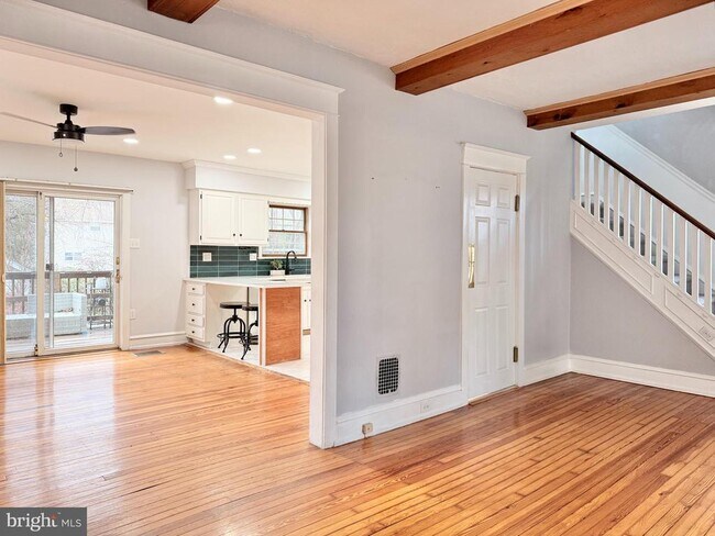 Building Photo - 7041 Harvey Ave