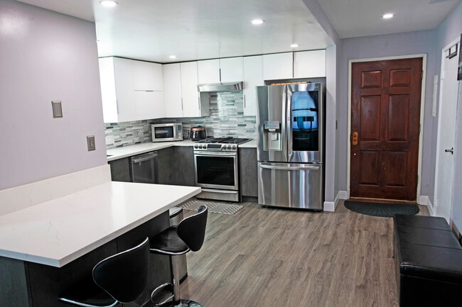 Building Photo - 2053 Barry Ave