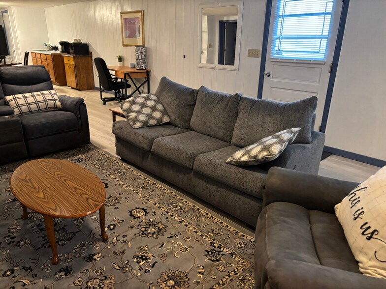 Building Photo - 13 Pennwood Rd