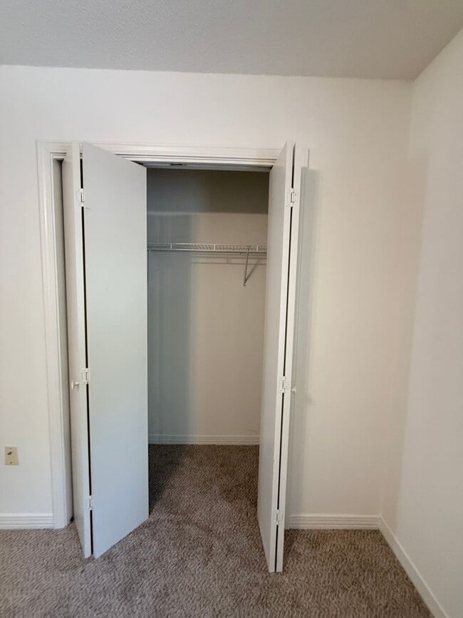 Building Photo - New Listing!