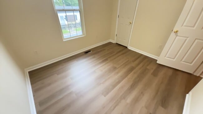 Building Photo - Ideal Home Located in the City Limits