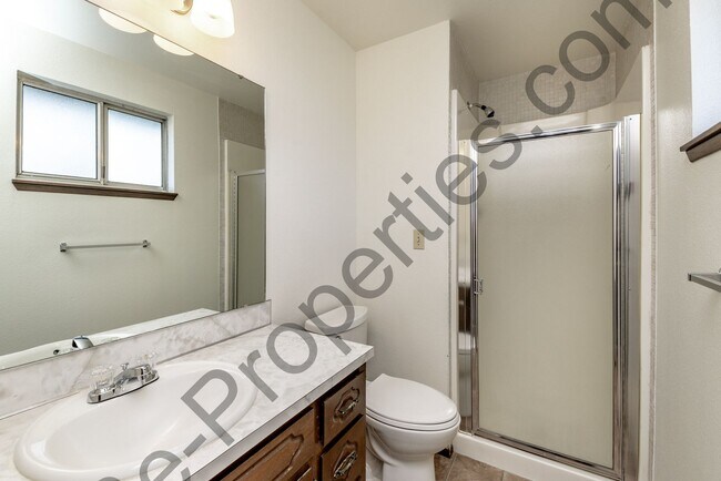 Building Photo - 4 bedroom 2.5 bathroom Home