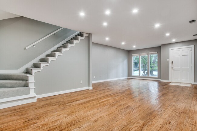 Building Photo - 9810 Crest Meadow Dr