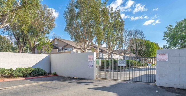 Building Photo - SPACIOUS 2 Bed Townhouse in Garden Grove