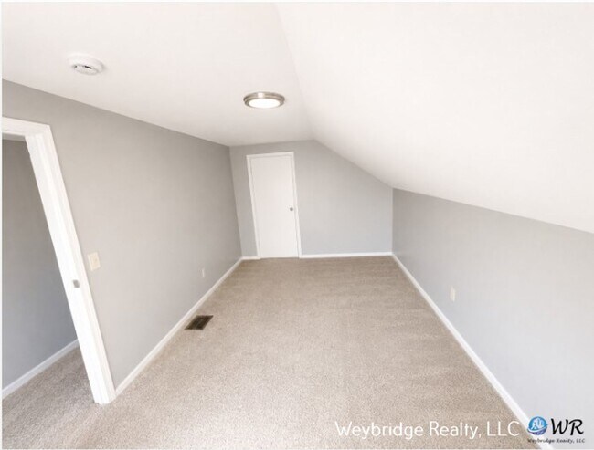 Building Photo - 862 Academy Ave