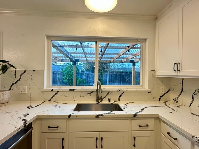 Building Photo - 1717 Gladstone Ave