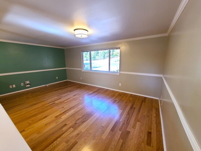 Building Photo - Charming 3Bd/2Ba Kirkland Home with Huge Yard!