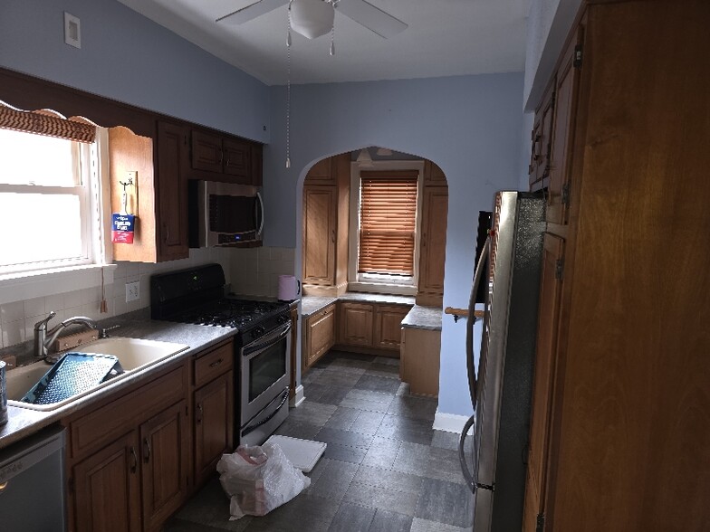 Building Photo - 727 S Rotherwood Ave