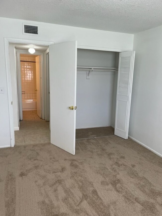 Building Photo - Large One Bedroom Condo