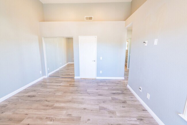 Building Photo - 2BR/2.5BA Townhome with garage - READY NOW!