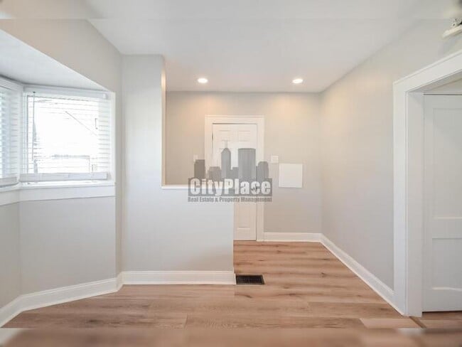 Building Photo - 752 Cottage Ave