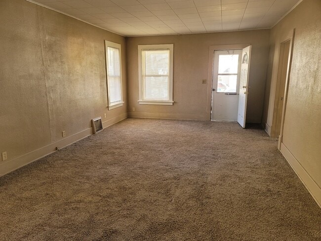 Building Photo - Two bedroom one bathroom w/double garage