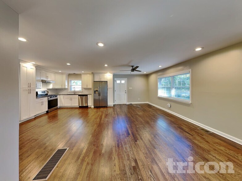 Building Photo - 2001 E Lake Dr